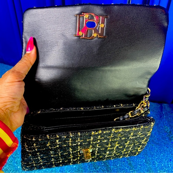 BADGLEY MISCHKA Black & White
Bouclé-Tweed Crossbody/Shoulder Bag, NWT - Picture 4 of 4